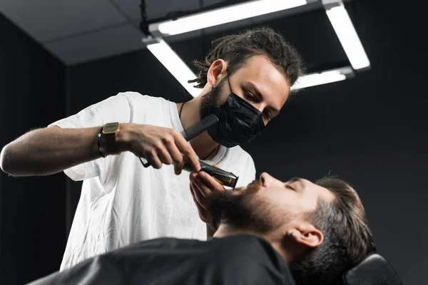 Bigode Barbear Barbearia Barbeiro Com Dreadlocks Preto Máscara Médica Guarnição — Fotografia de Stock