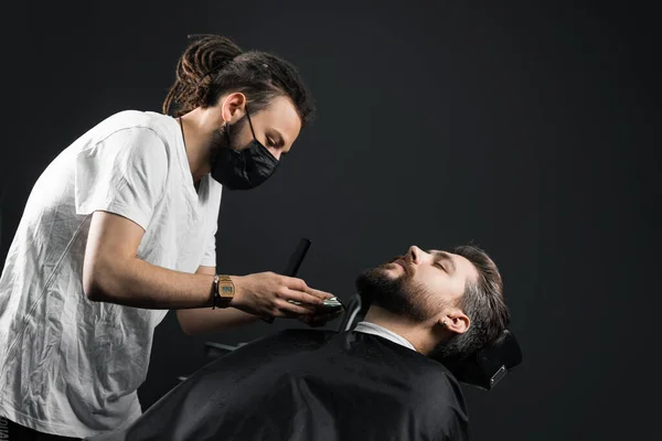 Barba Barbear Barbearia Barbeiro Com Dreadlocks Máscara Médica Preta Aparar — Fotografia de Stock