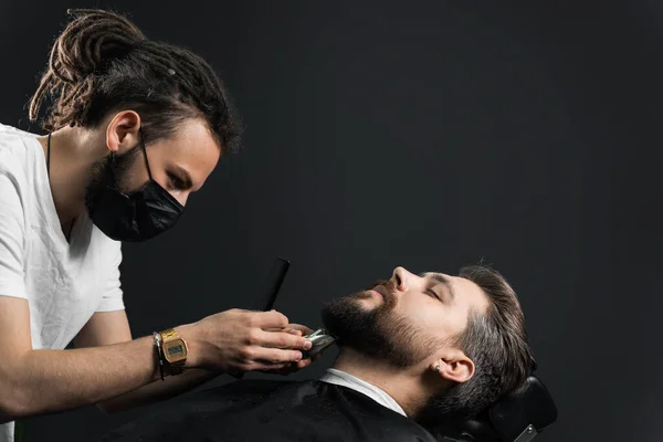 Golenie Brody Fryzjera Fryzjer Dredami Czarnej Masce Medycznej Wykończony Brodaty — Zdjęcie stockowe