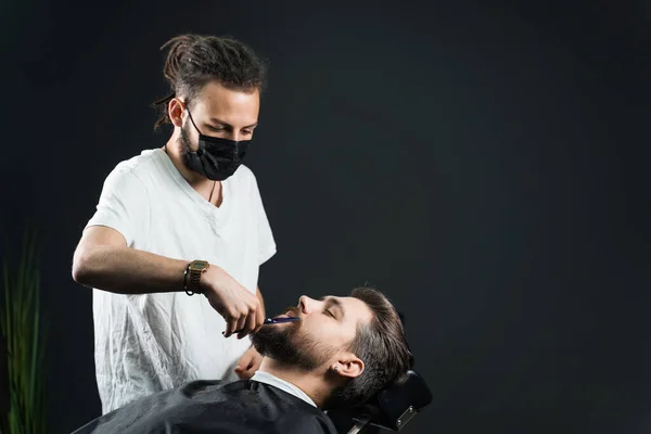 Barba Barbear Barbearia Barbeiro Com Dreadlocks Máscara Médica Preta Aparar — Fotografia de Stock