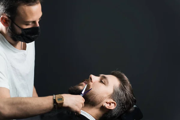 Barba Barbear Barbearia Barbeiro Com Dreadlocks Máscara Médica Preta Aparar — Fotografia de Stock