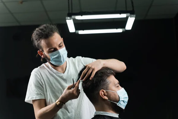 Barbeiro Máscara Médica Está Fazendo Penteado Para Bonito Cliente Barbudo — Fotografia de Stock