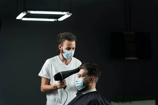 Barbeiro Máscara Médica Seca Cabelo Homem Barbudo Bonito Depois Corte — Fotografia de Stock