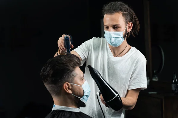 Barbeiro Máscara Médica Seca Cabelo Homem Barbudo Bonito Depois Corte — Fotografia de Stock