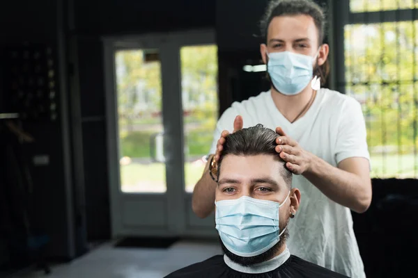 의료용 마스크를 수염을 남자의 머리카락에 밀랍을 바르고 있습니다 Coronavirus Covid — 스톡 사진