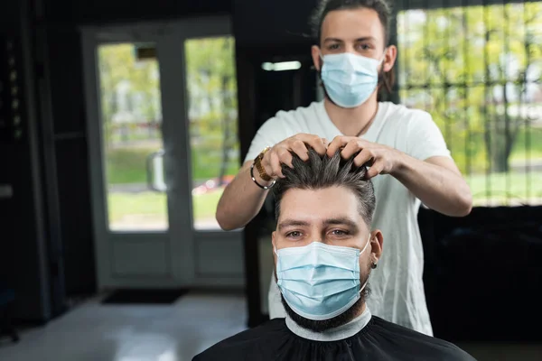 의료용 마스크를 수염을 남자의 머리카락에 밀랍을 바르고 있습니다 Coronavirus Covid — 스톡 사진