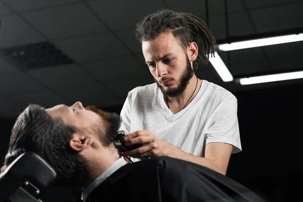 Aparar Barba Com Uma Máquina Barbear Publicidade Para Barbearia Salão — Fotografia de Stock