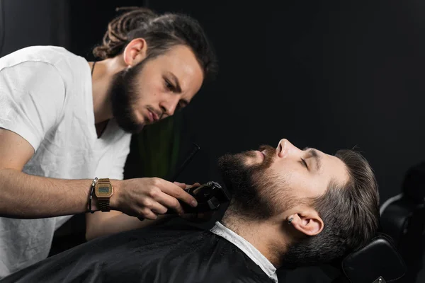 Aparar Barba Com Uma Máquina Barbear Publicidade Para Barbearia Salão — Fotografia de Stock