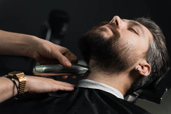 Recortar Barba Con Una Máquina Afeitar Publicidad Para Peluquería Salón —  Fotos de Stock