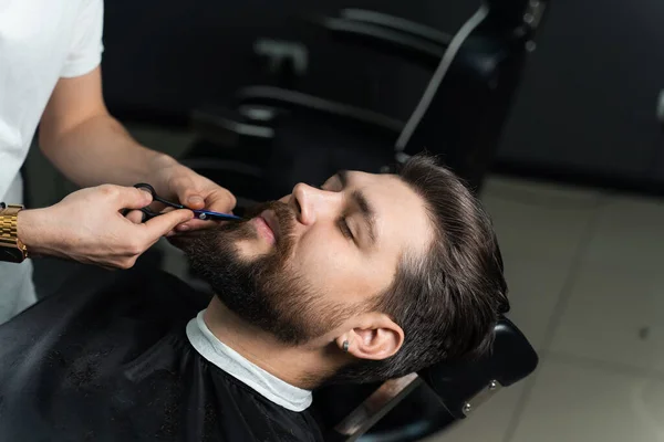 Barba Corte Cabelo Com Tesoura Para Cavalheiro Uma Barbearia Moderna — Fotografia de Stock