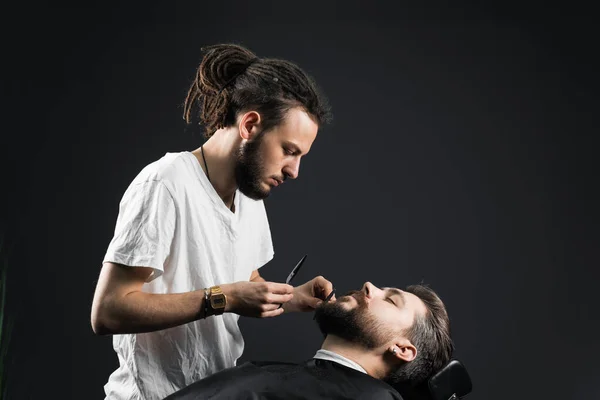 Barba Corte Cabelo Com Tesoura Para Cavalheiro Uma Barbearia Moderna — Fotografia de Stock