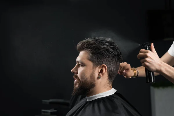Barbiere Che Fanno Acconciatura Hipster Barbuto Fiducioso Pubblicità Barbiere Salone — Foto Stock