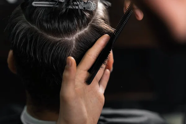 Friseur Für Selbstbewusste Bärtige Hipster Werbung Für Friseursalon Und Schönheitssalon — Stockfoto