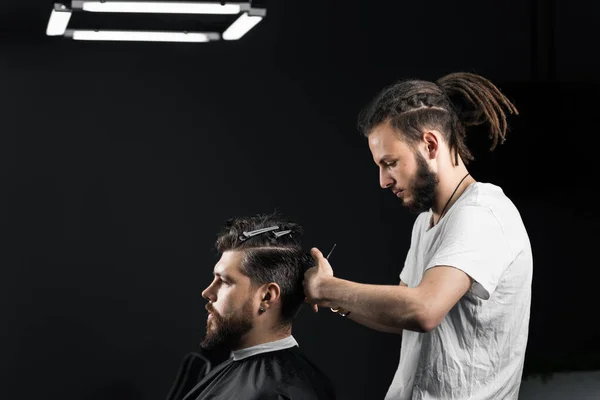 Peluquero Haciendo Peinado Para Hipster Barbudo Seguro Publicidad Para Peluquería —  Fotos de Stock