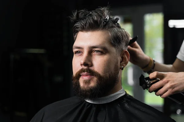 Barbeiro Fazendo Penteado Para Confiante Hipster Barbudo Publicidade Para Barbearia — Fotografia de Stock