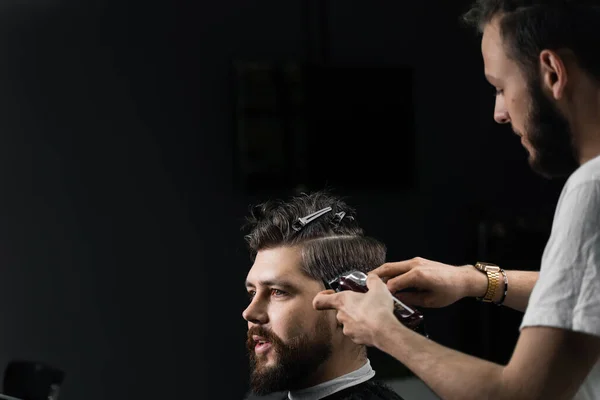 Barbeiro Fazendo Penteado Para Confiante Hipster Barbudo Publicidade Para Barbearia — Fotografia de Stock