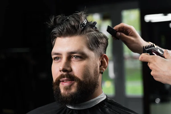 Barbeiro Fazendo Penteado Para Confiante Hipster Barbudo Publicidade Para Barbearia — Fotografia de Stock