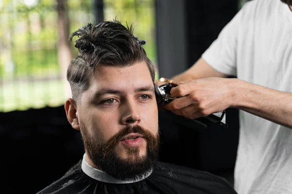 Corte Cabelo Máquina Desbotamento Baixo Para Homem Barbudo Bonito Barbearia — Fotografia de Stock