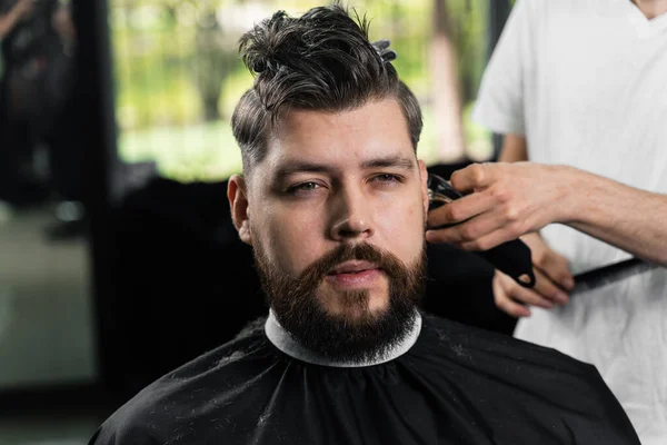 Bajo Corte Pelo Máquina Fundido Para Hombre Barbudo Guapo Barbería —  Fotos de Stock