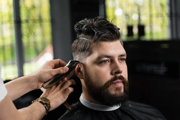 Corte Cabelo Máquina Desbotamento Baixo Para Homem Barbudo Bonito Barbearia — Fotografia de Stock