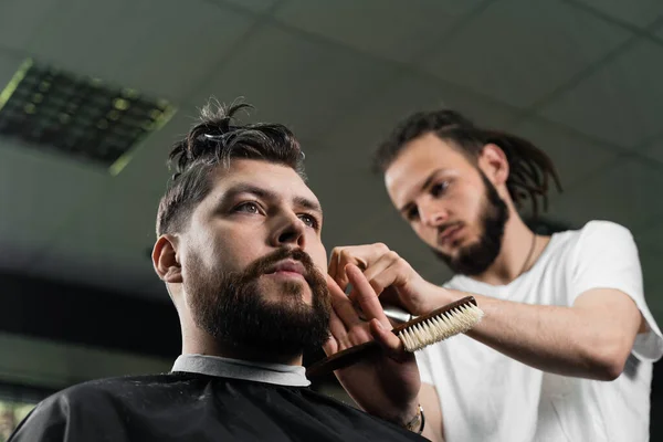 Corte Cabelo Máquina Desbotamento Baixo Para Homem Barbudo Bonito Barbearia — Fotografia de Stock