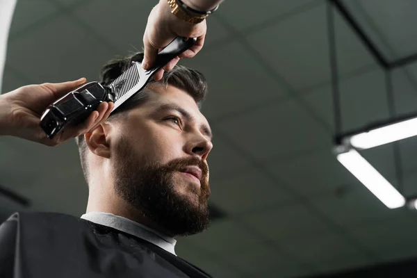 Corte Cabelo Máquina Desbotamento Baixo Para Homem Barbudo Bonito Barbearia — Fotografia de Stock