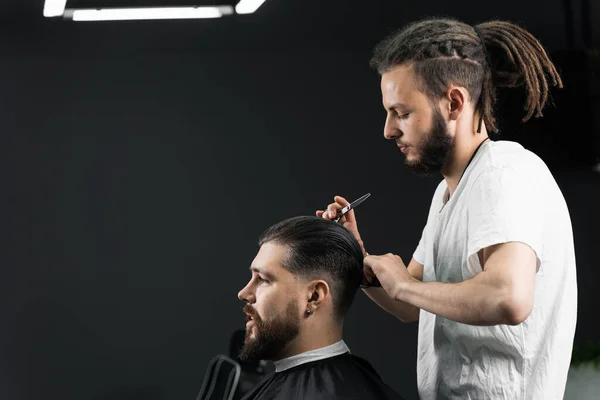 Corte Cabelo Máquina Desbotamento Baixo Para Homem Barbudo Bonito Barbearia — Fotografia de Stock