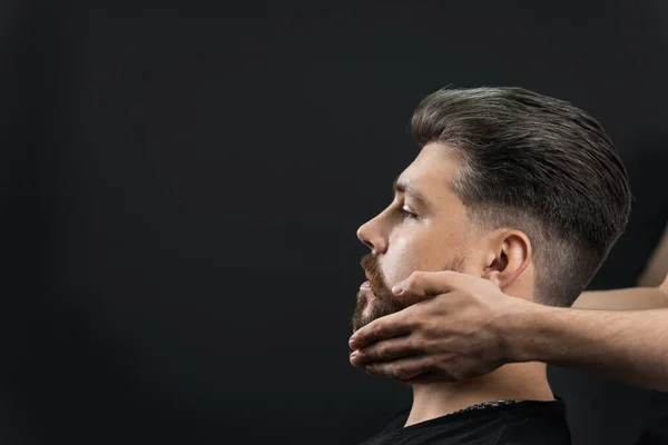 Fixação Forma Barba Com Cera Resultado Corte Cabelo Uma Barbearia — Fotografia de Stock