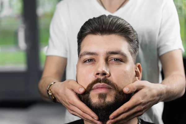 Fixação Forma Barba Com Cera Resultado Corte Cabelo Uma Barbearia — Fotografia de Stock