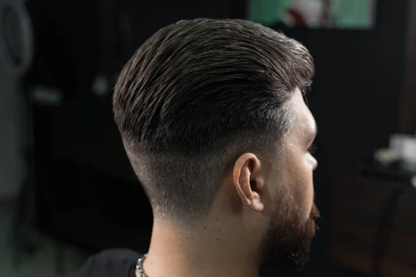 Corte Cabelo Máquina Desbotamento Baixo Para Homem Barbudo Bonito Barbearia — Fotografia de Stock