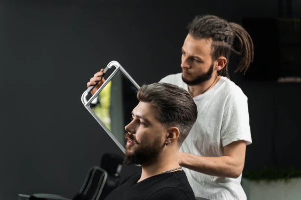 Barbiere Con Dreadlocks Che Mostrano Risultato Capelli Macchina Bassa Dissolvenza — Foto Stock