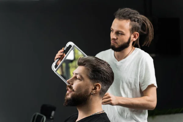 Fryzjer Dredami Pokazujący Efekt Niskiego Blaknięcia Włosów Maszynowych Cięcia Brody — Zdjęcie stockowe