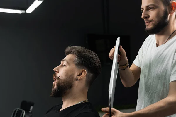 Homem Barbudo Feliz Surpreso Olhando Espelho Barbearia Mostrando Resultado Cabelo — Fotografia de Stock