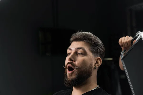 Happy Surprised Bearded Man Looking Mirror Barbershop Showing Result Low — Stock Photo, Image
