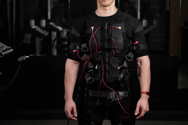 Elektro Itici Uyarı Için Kırmızı Kablolu Ems Giysisi Gym Eğitimi — Stok fotoğraf