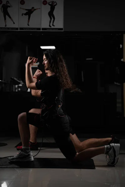 Ems Gruppträning För Två Män Och Kvinnor Gymmet Elektrisk Stimulering — Stockfoto