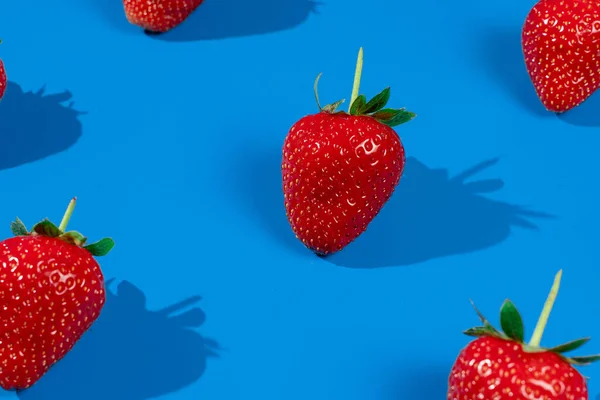 Morango Fruta Madura Sobre Fundo Azul Colheita Baga Vermelha Fresca — Fotografia de Stock