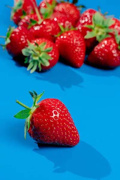 Mucchio Fragole Sfondo Blu Frutta Stagione Estiva Bacca Rossa — Foto Stock