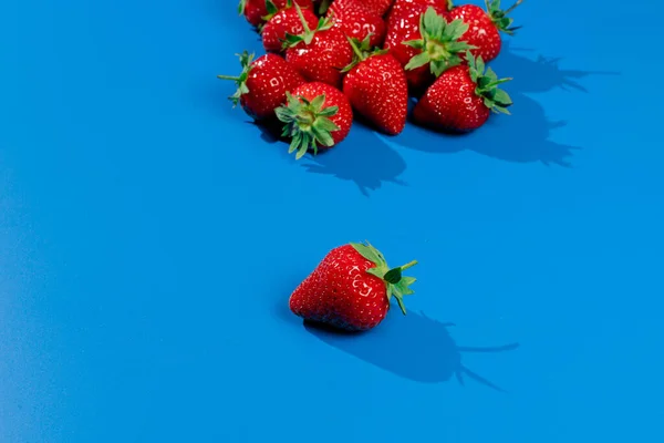 Mucchio Fragole Sfondo Blu Frutta Stagione Estiva Bacca Rossa — Foto Stock