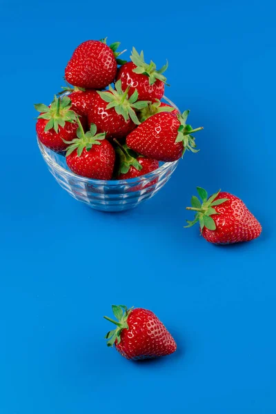 Mazzo Fragola Ciotola Fondo Blu Deliziosa Frutta Estiva — Foto Stock