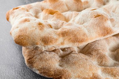 Pinsa romana ve scrocchiarella için hamur İtalyan mutfağı. İtalya 'da geleneksel yemek. Pizzacıdan yemek teslimatı