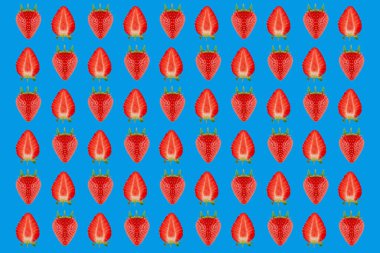 Mavi arka planda çilek deseni var. Mevsimlik çilek.