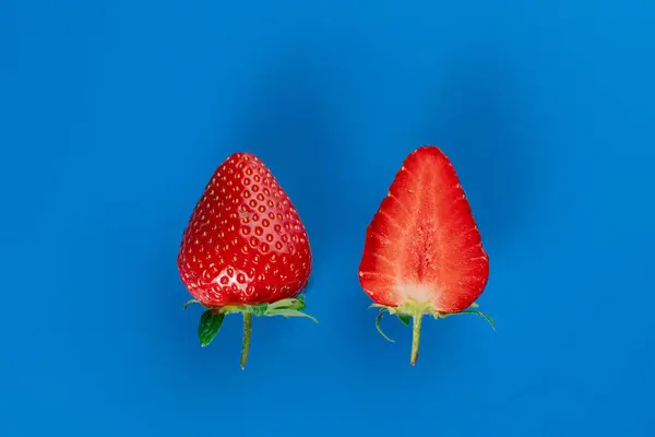 Fette Fragola Primo Piano Pezzo Pieno Fragole Sfondo Blu Bacca — Foto Stock