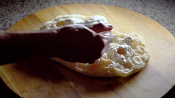 用章鱼烹调罗马海鲜的过程。厨师把酱汁涂在面团上.Scrocchiarella 。意大利美食. — 图库视频影像