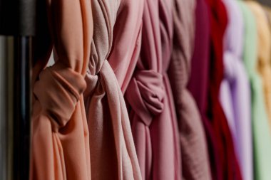 İpek eşarp müslümanı. Askıda çok renkli düz eşarplar