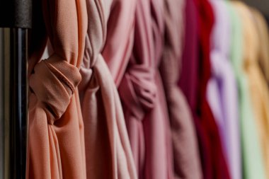 İpek eşarp müslümanı. Askıda çok renkli düz eşarplar