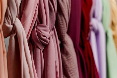 İpek eşarp müslümanı. Askıda çok renkli düz eşarplar