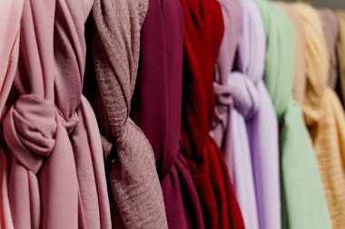 İpek eşarp müslümanı. Askıda çok renkli düz eşarplar