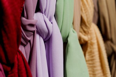 İpek eşarp müslümanı. Askıda çok renkli düz eşarplar