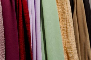 İpek eşarp müslümanı. Askıda çok renkli düz eşarplar